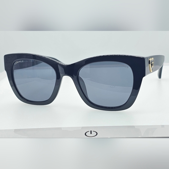 CHANEL Ref.5478 C501/S4, BLACK SUNGLASSES CHANEL HEART LOGO - Picture 6 of 16